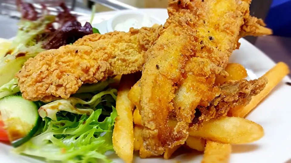 Snapdishの料理写真:Thin and crispy battered barramundi with chips, salad and tartare sauce|Luke Smithさん