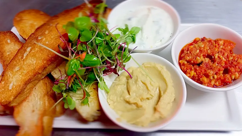 Trio of dips and slightly Toasted turkish bread|Luke Smithさん