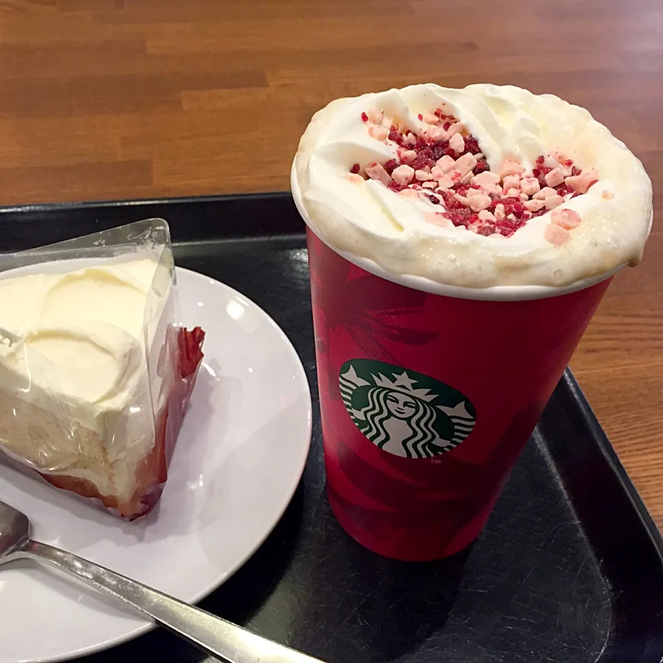 Snapdishの料理写真:クランベリーブリスホワイトモカとリッチミルクシフォンケーキ|Runaさん