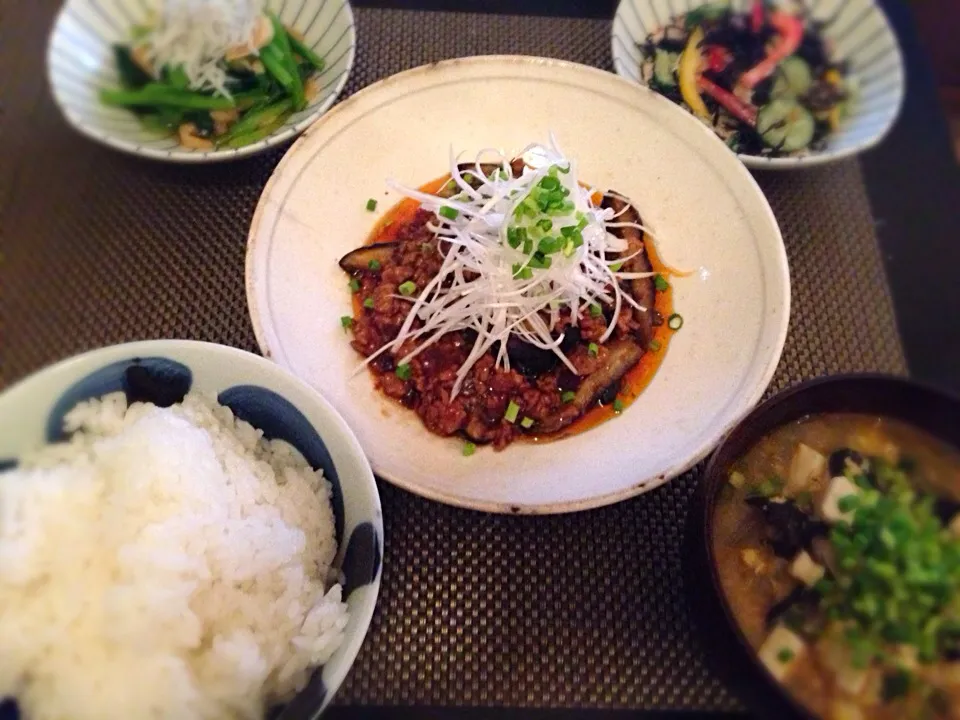 麻婆茄子、ひじきとシーチキンのサラダ、小松菜と揚げのおひたし、キクラゲと卵の中華スープ|ayumiさん