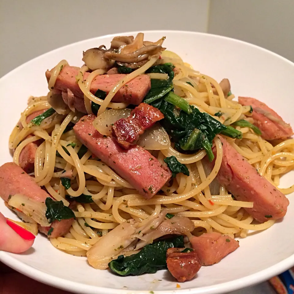 Spam, Maitake, Spinach, Pancetta Pepperonccino Pasta|Kath Kanekoさん