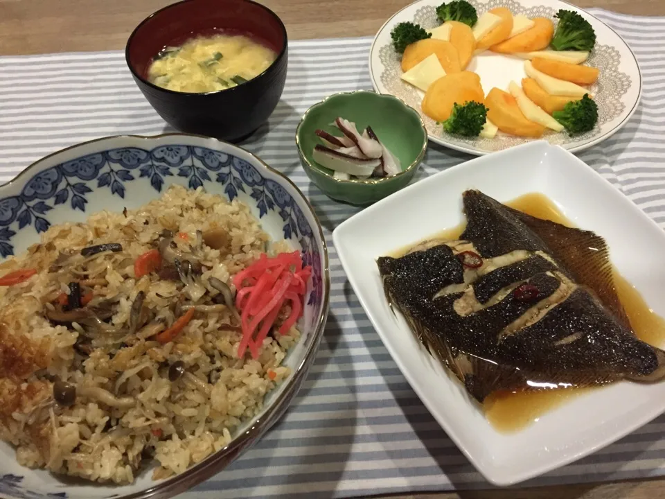 鶏とキノコの炊き込みご飯・カレイ煮付け・柿とチーズのカプレーゼ風・タコ頭の酢の物・ニラ卵味噌汁|まーままさん