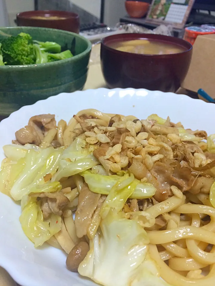 焼きうどん、豆腐と油揚げの味噌汁、ブロッコリーと明太マヨ|はしもさん