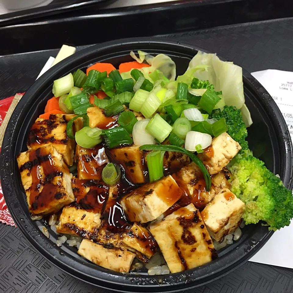 Waba grill: teriyaki tofu with veggies and brown rice|victoria valerioさん