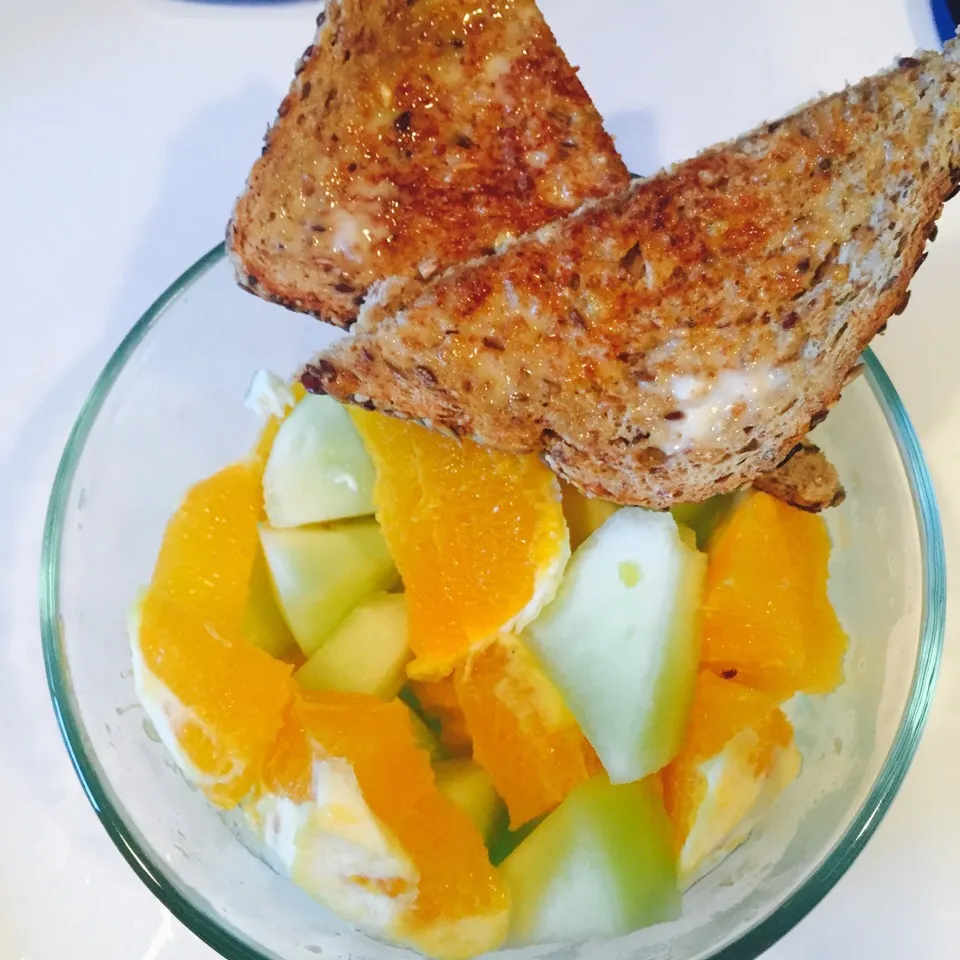 fresh fruit and dave's multi seed grain with earth Balance butter spread on top.|victoria valerioさん