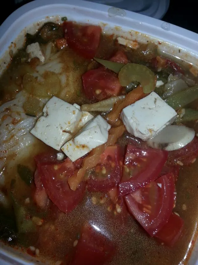 noodle bowl with added fresh tomatoes and tofu.|Polly Gelfusoさん