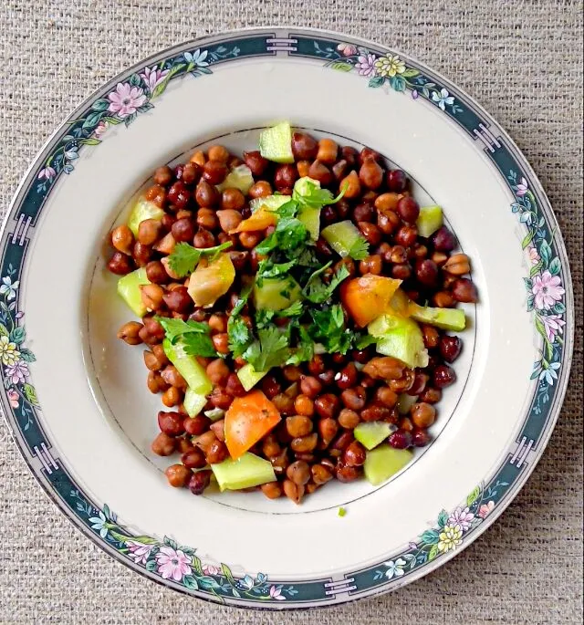 Homemade boiled chana beans with lime juice, cilantro, cucumbers and green tomatoes from my yard!|arti gさん