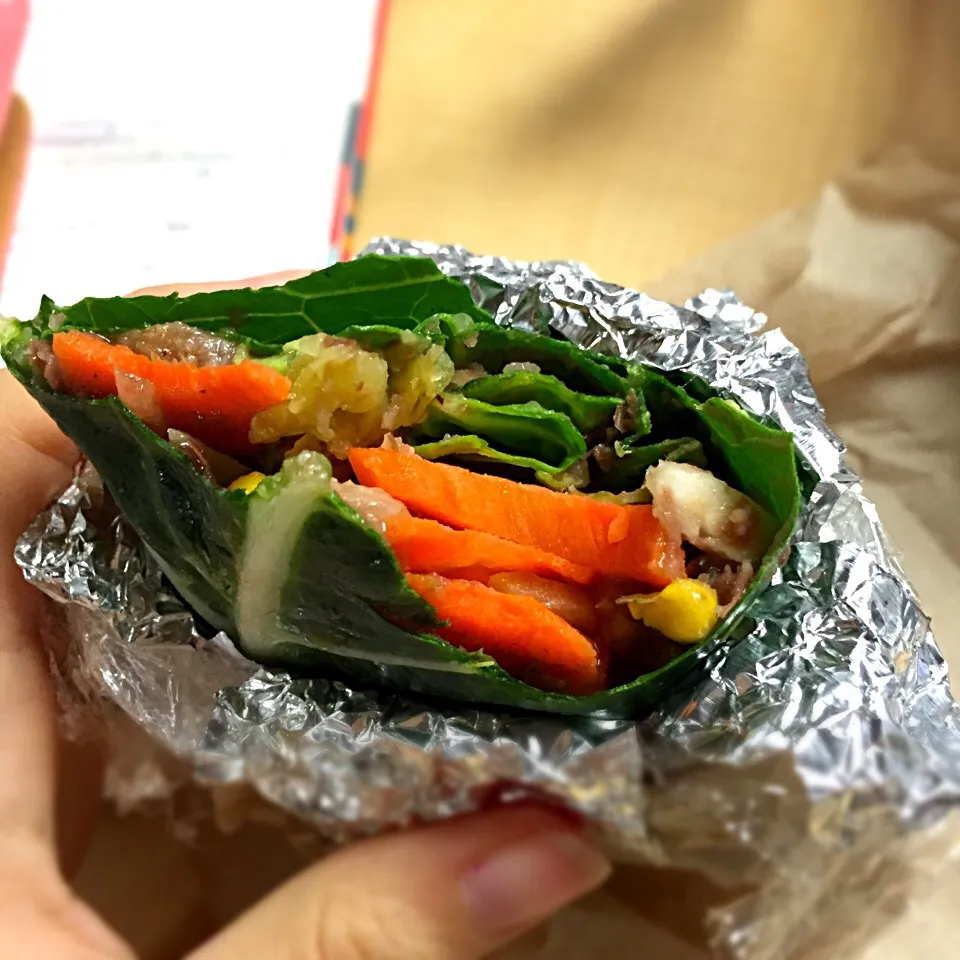 Raw veggie wrap: collard greens, brown bean spread, corn, onion, carrots, Brussels sprouts and avocado|victoria valerioさん