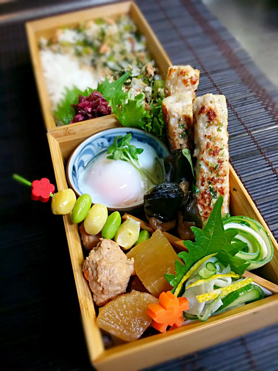 《金曜日のお弁当》🍱

・アンコール　菜めし
・温泉卵
・竹輪つくね焼き
・カブときゅうりのゆず入り酢の物
・チーズきゅうりクルクル～♫～
・大根つくね煮物
・チビ昆布巻き（市販品）

行ってらっしゃい～♡|藤田 まり子さん