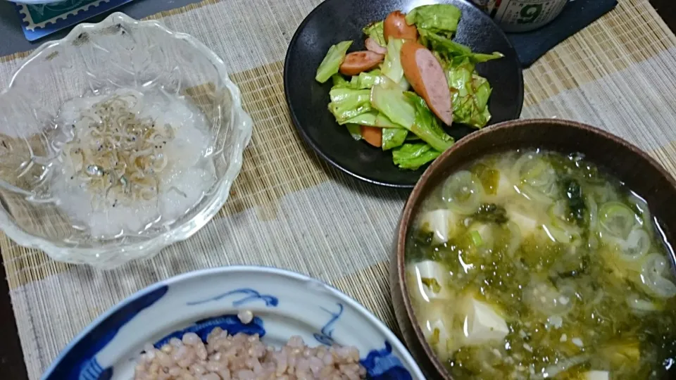 Snapdishの料理写真:しらすおろし＆キャベツとウィンナソーセージの炒め＆ネギと豆腐の味噌汁|まぐろさん