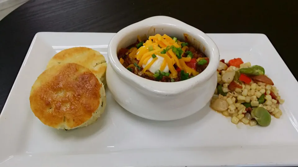 bison chili, jalapeño cornbread and smokey bacon succotash.|sheree smithさん