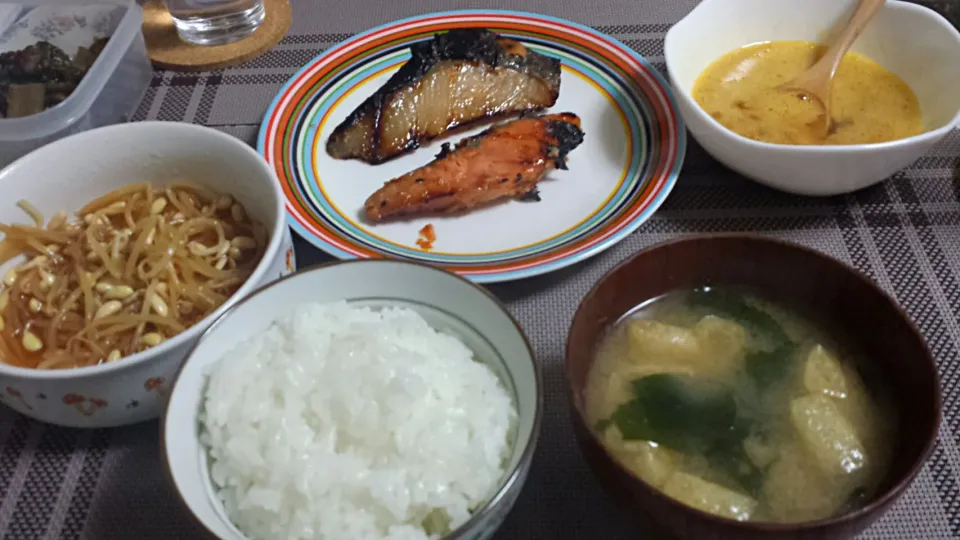 銀だらと鮭の粕漬け焼き、もやしナムル、納豆玉子、魚沼産のコシヒカリ～♪|三宅章人  Akihito Miyakeさん