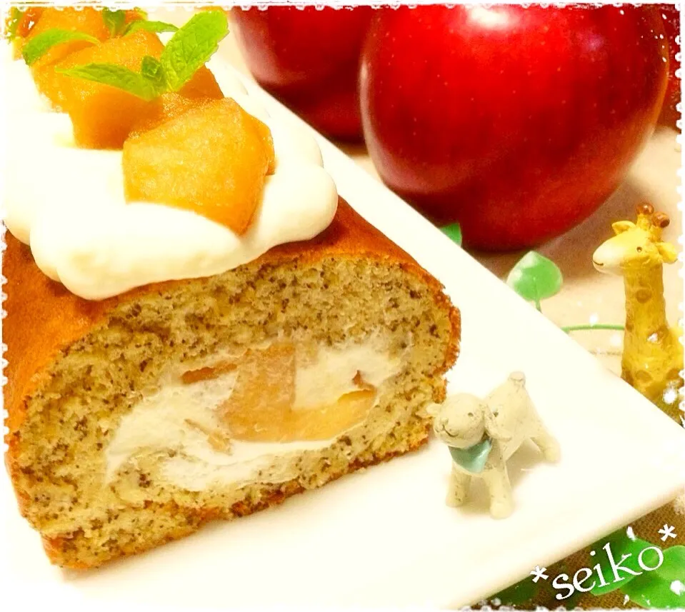 ちょっぴりオシャンティ✨にリンゴの紅茶煮🍎をin & onした紅茶のロールケーキ(*´╰╯`๓)♬|*seiko*さん