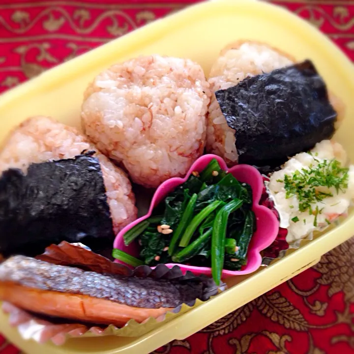 オリーブ油とおかかのおむすび🍙と焼き鮭とほうれん草の胡麻和えとポテトサラダ弁当|もえさん