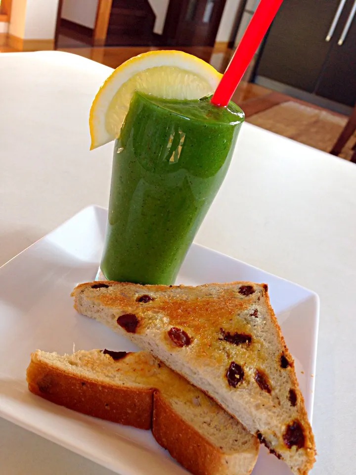 Green smoothie(spinach,kiwi,banana,grapefruit ) with raisin bread|viviさん