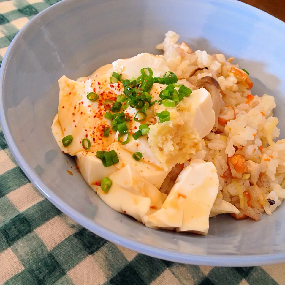 【アカン飯フェス絶賛開催中】 昨夜のかやくご飯に温奴乗せるの巻き|🌀さん