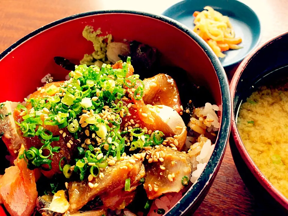 漬け丼！マグロ、カツオ、カンパチ…ゴマだれがヤバイくらい美味い！！|食キングさん