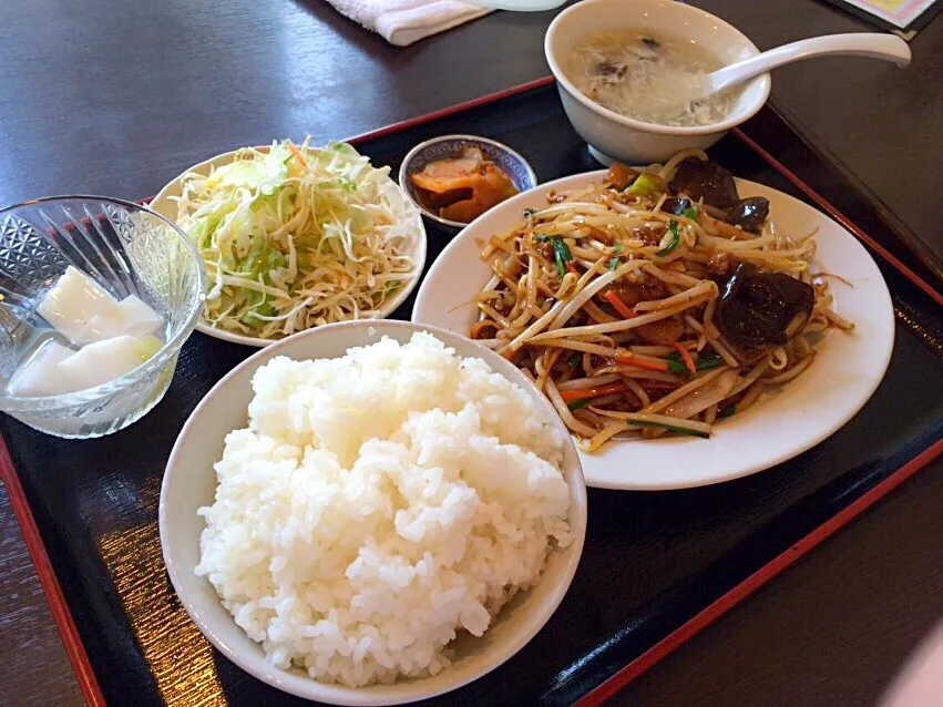 Snapdishの料理写真:【日替定食】豚挽肉ともやし炒めを頂きました。|momongatomoさん