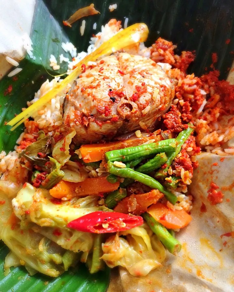 Snapdishの料理写真:Nasi Padang - Rice with spicy fish and curry vegetables|12Dragonさん