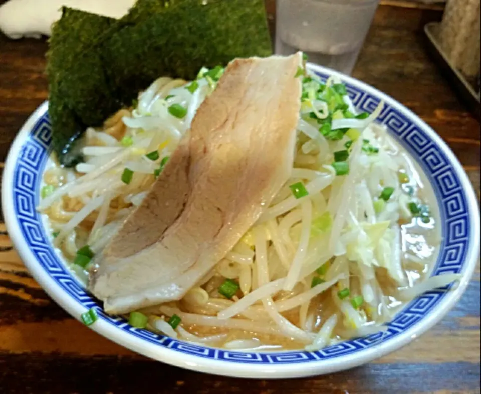 ラーメン中盛り、海苔追加|哲さん