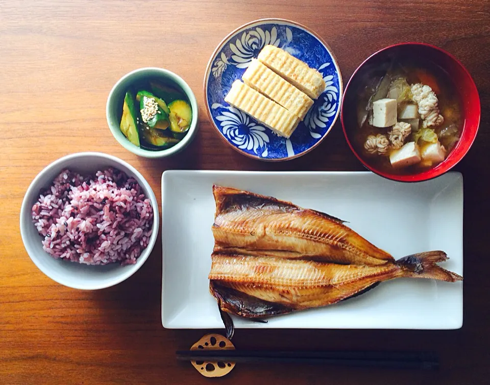 和昼食。 黒米、ホッケ、根野菜と白子の味噌汁、だし巻卵、ピリ辛胡瓜。|マユマユさん