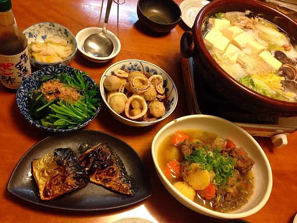 和食に❗️  湯豆腐  肉じゃが  小芋とイカの炊いたん  塩サバ焼き  ほうれん草醤油和え  白身魚のフライ|みゆさん