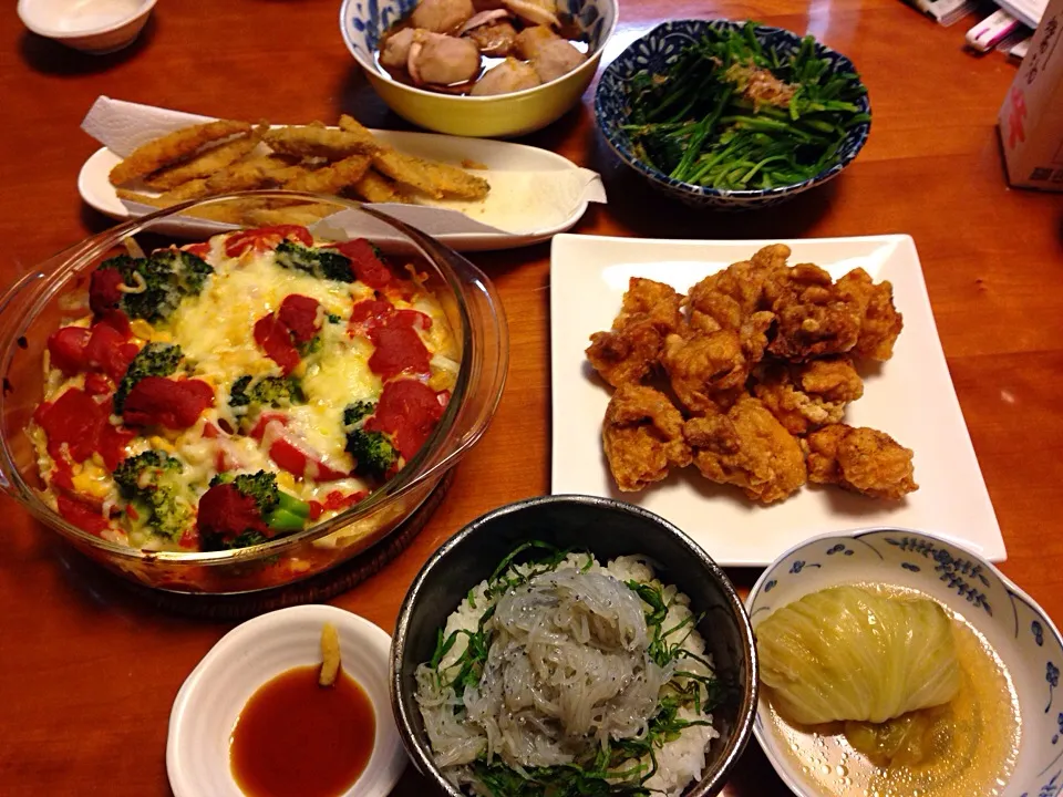 リクエストの 鶏の唐揚げ‼︎  生しらす丼  ロールキャベツ  ワカサギフライ  ポテトとトマト、ブロッコリーのチーズ焼き‼︎|みゆさん