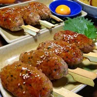 Snapdishの料理写真:豚ひき肉のつくね棒です。香り良くこんがり焼いて甘辛タレを絡めたふっくらやわやわ〜♪♪な１品☆