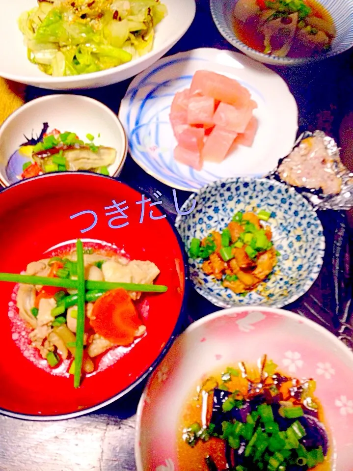 今晩の突き出し！レタス塩昆布！筑前煮！モツ味噌！びんちょうまぐろ刺身！茄子素揚げ鳥そぼろあんかけ！うずら卵煮！|秋山明子さん