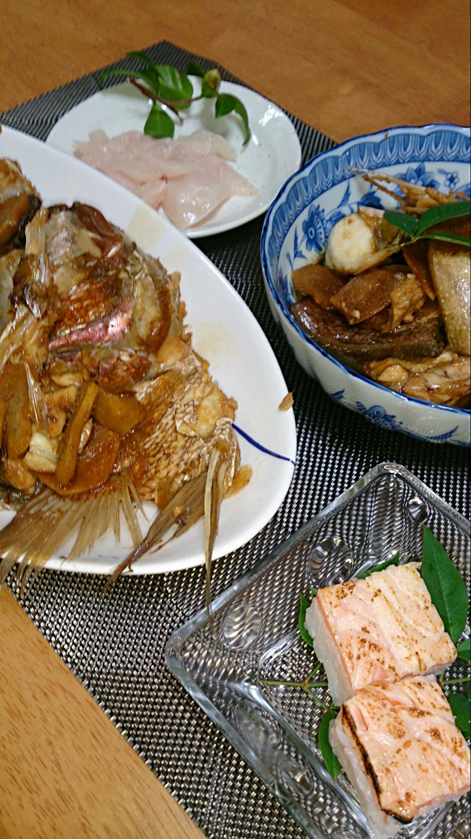 魚三昧   鯛のあら炊き、勘八のあら炊き、鱒の炙り寿司、勘八刺身∝|Atsuko Kouzaiさん