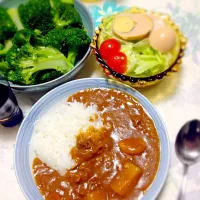 Snapdishの料理写真:2日目のカレーと煮卵入りサラダ♪|ブーブーようさん