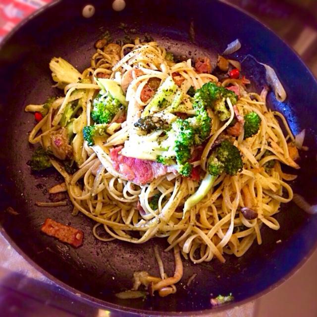 Homemade green sauce spaghetti with broccoli and bacon/Nononono