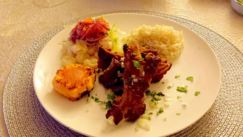 Comida Ecuatoriana. Fritada y mote, tortilla ecuatoriana .
エクアドル料理、豚バラ肉のフリッタとアンデスのトウモロコシ、じゃがいものとアチョーテのコロッケ。|Saito  Iwaoさん