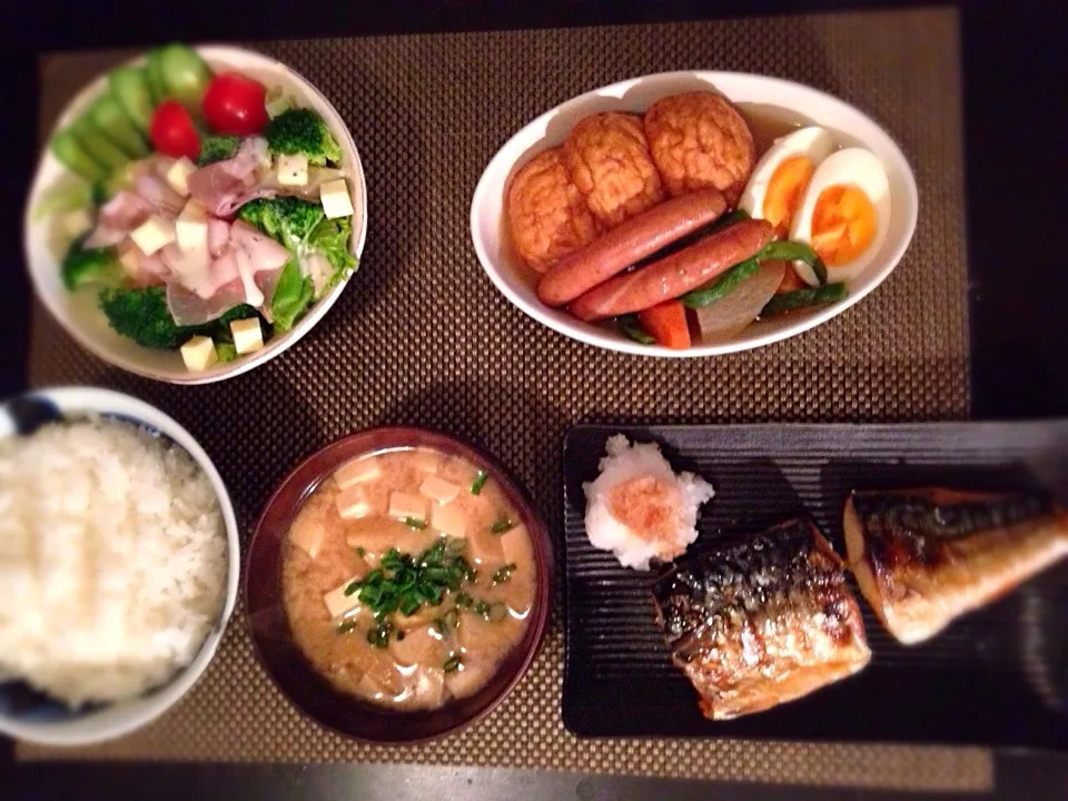 鯖の塩焼き、生ハムとブロッコリーのサラダ、魚河岸揚げの煮物、揚げと豆腐のお味噌汁|ayumiさん