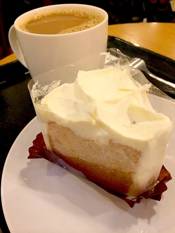 Snapdishの料理写真:リッチミルクシフォンケーキとドリップコーヒー|ちな姉＠水ノ智南英さん