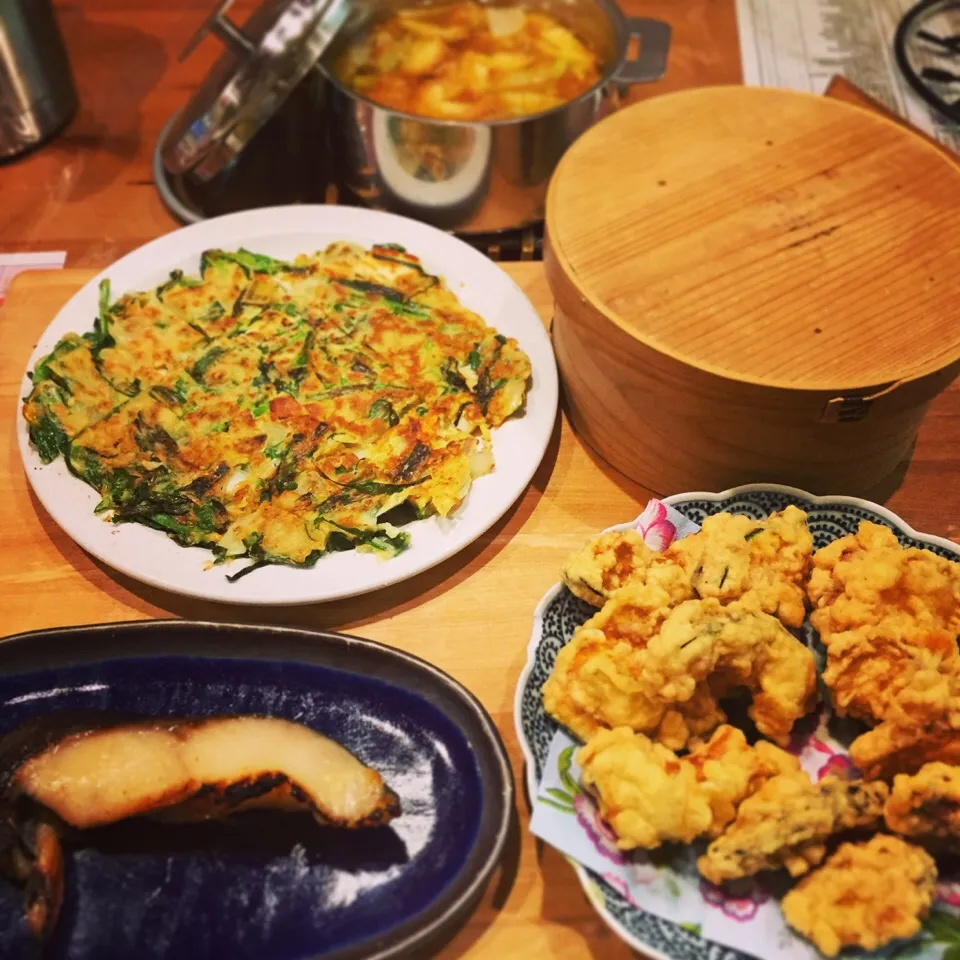 10.7晩御飯、海鮮チヂミ、かぼちゃ、安納芋の天ぷら、自家製銀鱈の西京みそ漬焼き、油麩、大根、かぼちゃ、白菜の味噌汁|ひとみさん