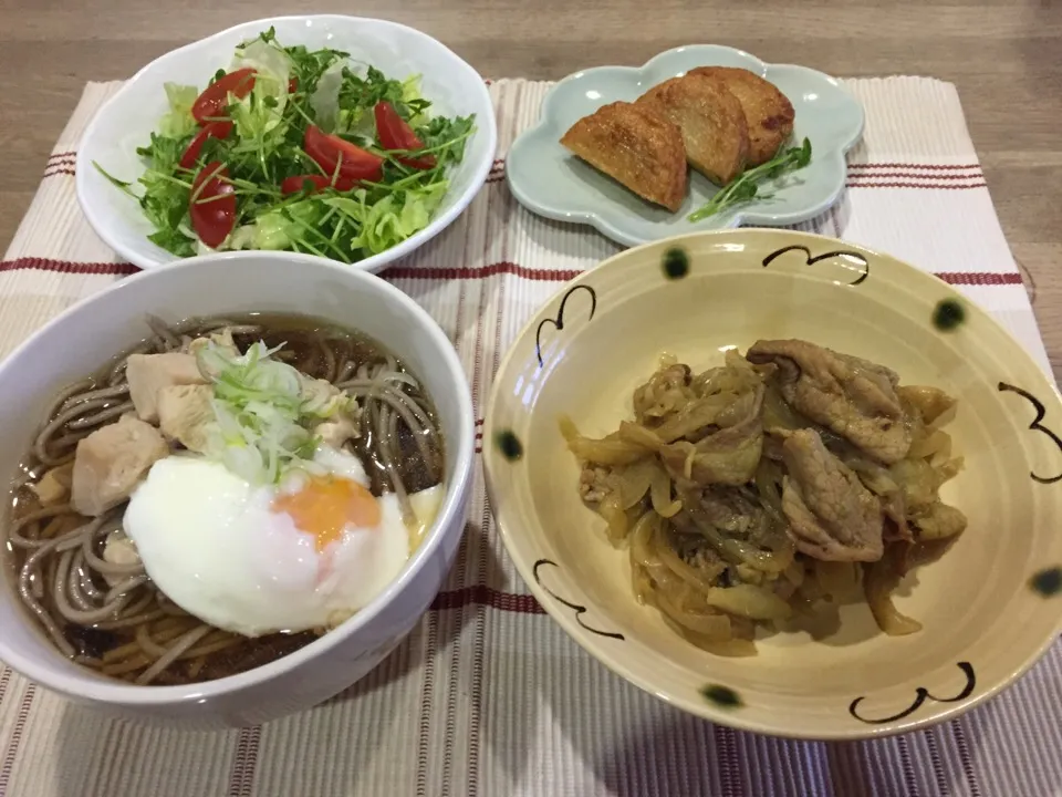 月見とり蕎麦・豚肉と玉ねぎカレー醤油炒め・さつま揚げ網焼き・レタスと豆苗サラダ・|まーままさん