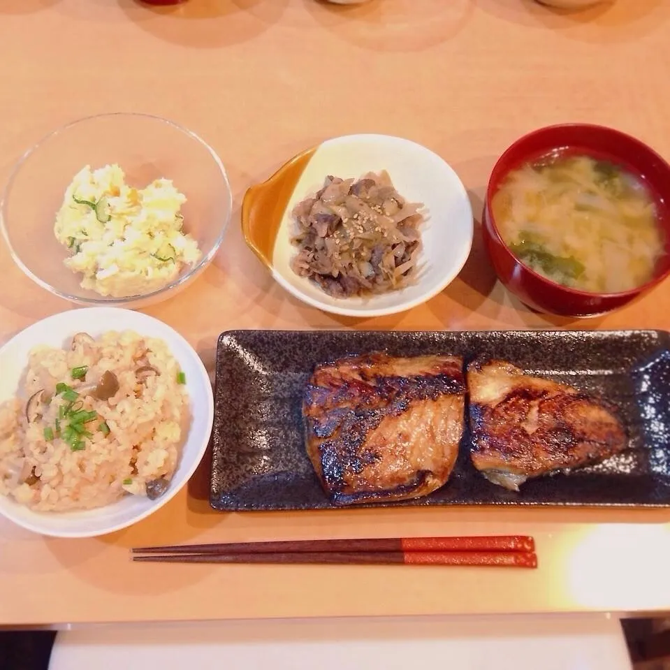 鯖の照焼き、牛肉とごぼうのしぐれ煮、ポテトサラダ、炊き込みご飯、玉ねぎとワカメの味噌汁|はるさん