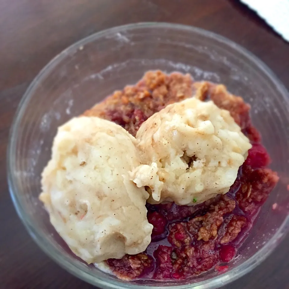 Baked berry cobbler with banana cinnamon ice cream|victoria valerioさん