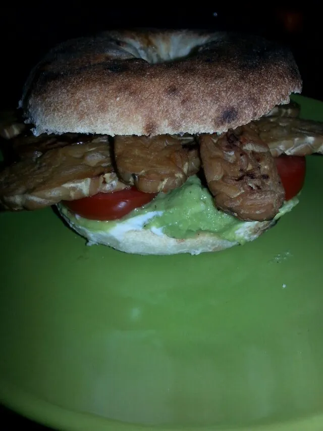 my bialy sandwich.  with cream chz,  tomato,  guacamole,  tempeh bacon and a drizzle of maple syrup.|Polly Gelfusoさん