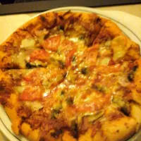 Pizza. Cheese stuffed crust with tons of cheese, fresh tomato, mushroom, ham, chilli and garlic|Sammy Circlesさん