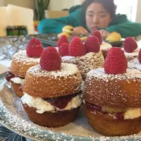 Snapdishの料理写真:Victorian Sponge Cake|Kyna Hortenさん