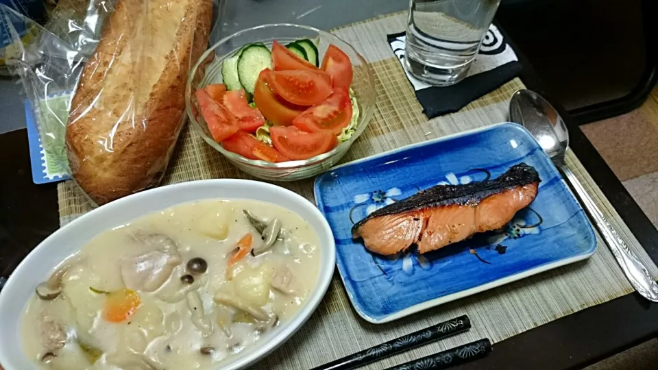 Snapdishの料理写真:トマトサラダ＆クリームシチュー＆鮭の味噌漬け|まぐろさん