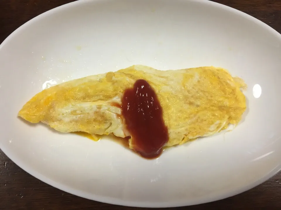 目玉焼きだけでは能がないのでオムレツにトライ|アクちゃんさん