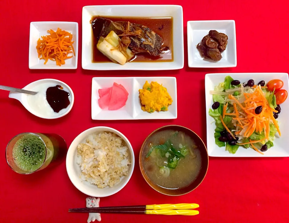 朝ごはんは勝負飯^o^はみちゃん定食❗️カレイの煮付け、レバーのガーリック炒め、シャキッと人参炒め、たっぷり野菜サラダ、プルーンジャムヨーグルト、大根紅生姜漬け、かぼちゃサラダ、青汁、玄米ご飯になめこの味噌汁^_−☆バランスGOOD❗️ご馳走様でした😄|はみちゃんさん