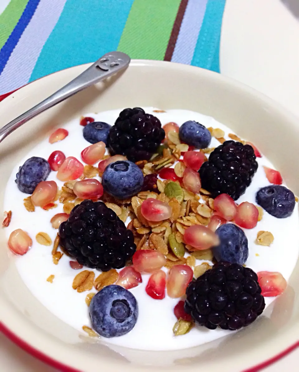 Greek yogurt with fruits|coxiella24さん