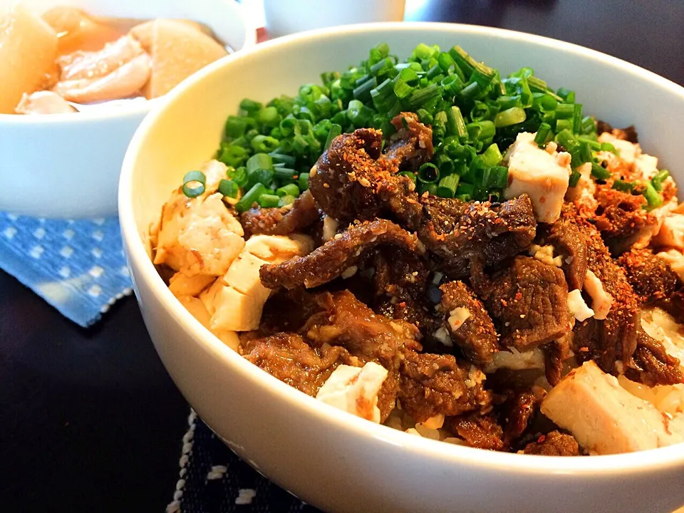 牛すじ煮込み丼|ワジョさん