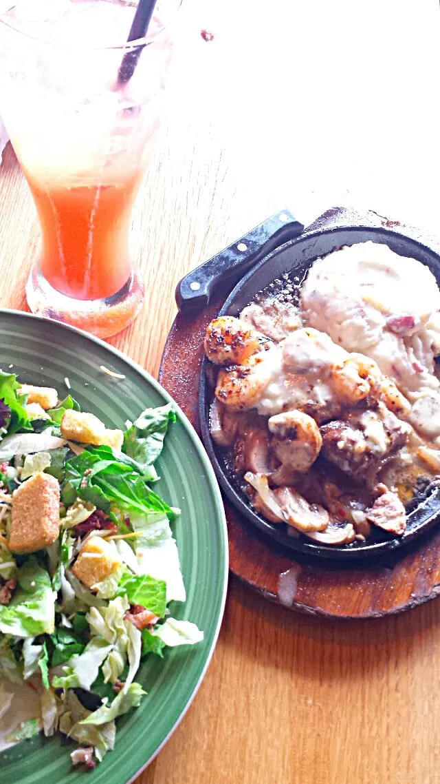 My Lunch at Apple Bee's ✔🍴✔ Bourbon Steak with Parmesan Shrimp and Mushroom 🍄 Loaded Mashed Potatoes ☺ Garden Salad 💚 Bahama Mama Cocktail 🌟🌟🌟🌟 #Lunch #steak #S|Alisha GodsglamGirl Matthewsさん