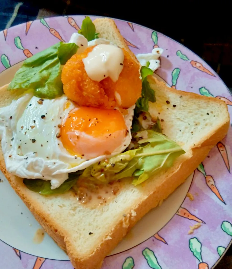 Poached egg with rocket salad & honey mustard nugget #opensandwich #Breakfast/Brunch|Nomee Celciusさん