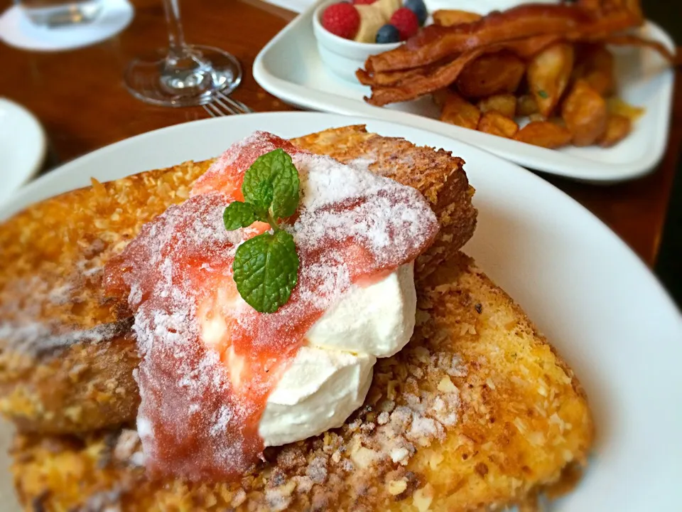 Snapdishの料理写真:Vanilla Almond French Toast|Shanel Catastiさん